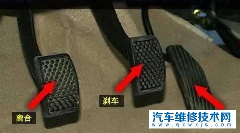 手动挡车减速是先踩离合再刹车还是直接踩刹车