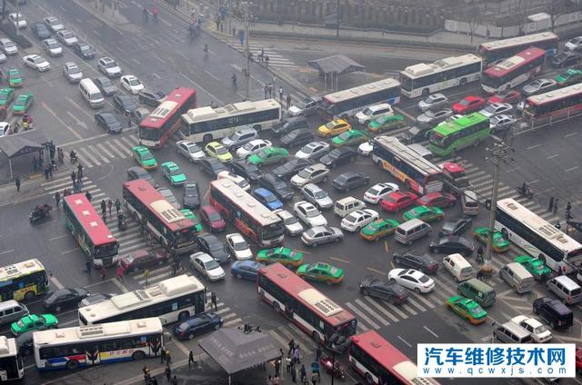 你好为什么红绿灯路口交警的指挥不去按灯光的指示进行呢