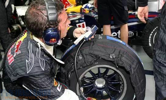 F1的轮胎为什么是光滑的没有花纹 F1的轮胎为什么都那么厚