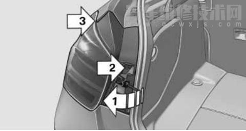  宝马1系尾灯灯泡更换