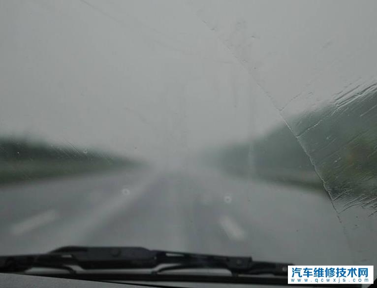 高速上突然下暴雨该怎么处理?保证自己安全最重要