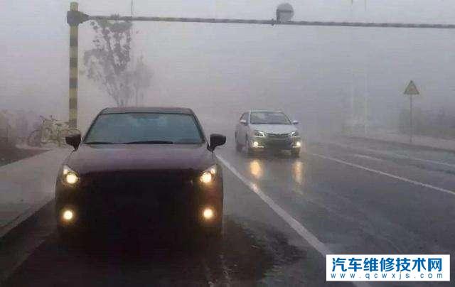 高速上突然下暴雨该怎么处理?保证自己安全最重要