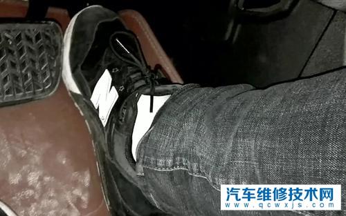 汽车油门踏板需要一直踩着吗？踩油门的技巧