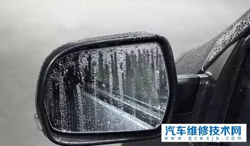 下雨天后视镜一片水雾看不清怎么处理？该如何解决？