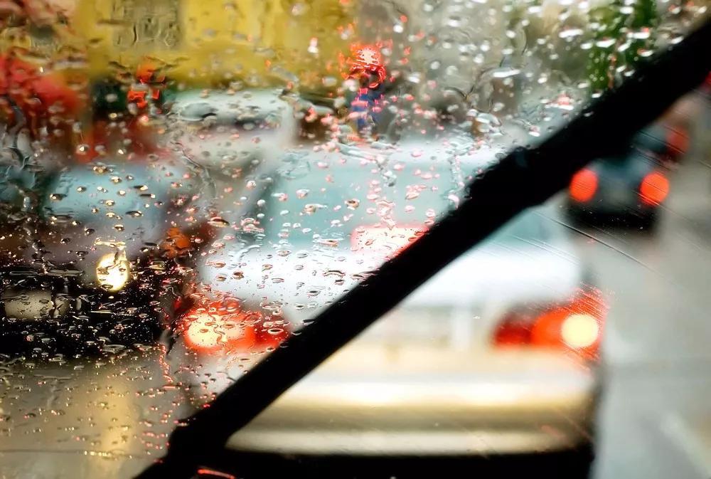 汽车雨刮器多久换一次？如何确认汽车雨刮器要更换了？