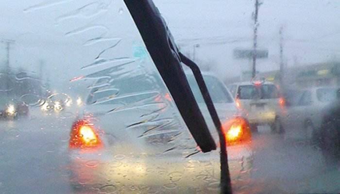 雨天汽车玻璃有水雾看不清怎么处理？这几招轻松解决