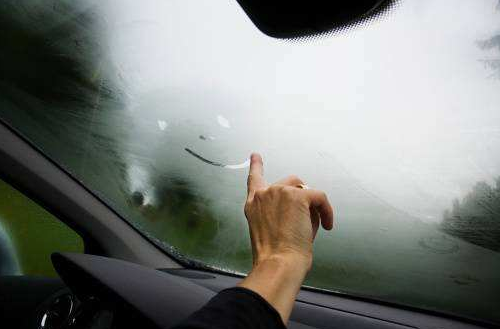 雨天汽车玻璃有水雾看不清怎么处理？这几招轻松解决