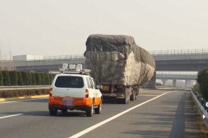 高速上如何安全超车大货车？提前预判很重要